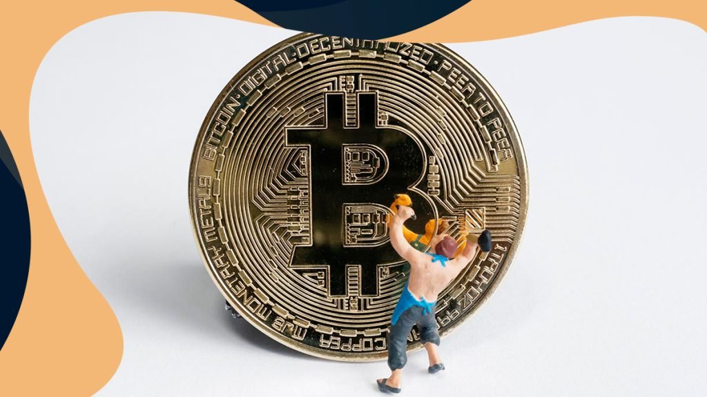 figurine minant une grande pièce de monnaie bitcoin